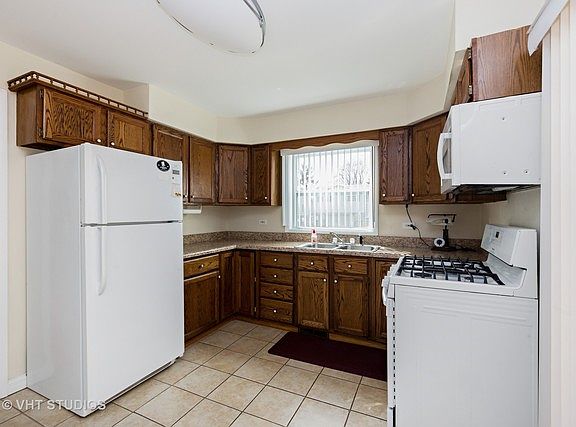 3rd image of 682 Leslie Ln