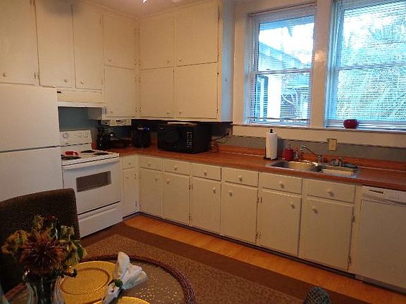 Large Eat-in Kitchen