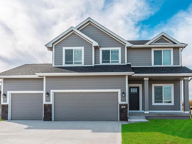 1st image of 860 NE Dartmoor Dr