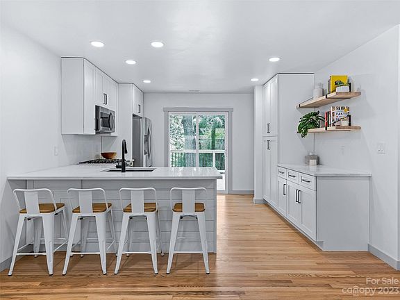 3rd image of 2221 Fynch St