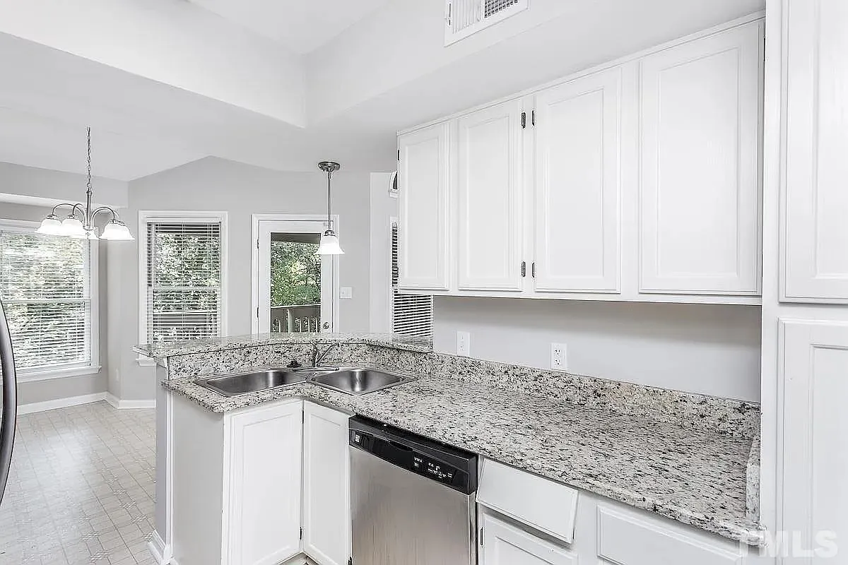 2 bed, 1.5 bath, 1049 sqft, $1,425 — Photo 4