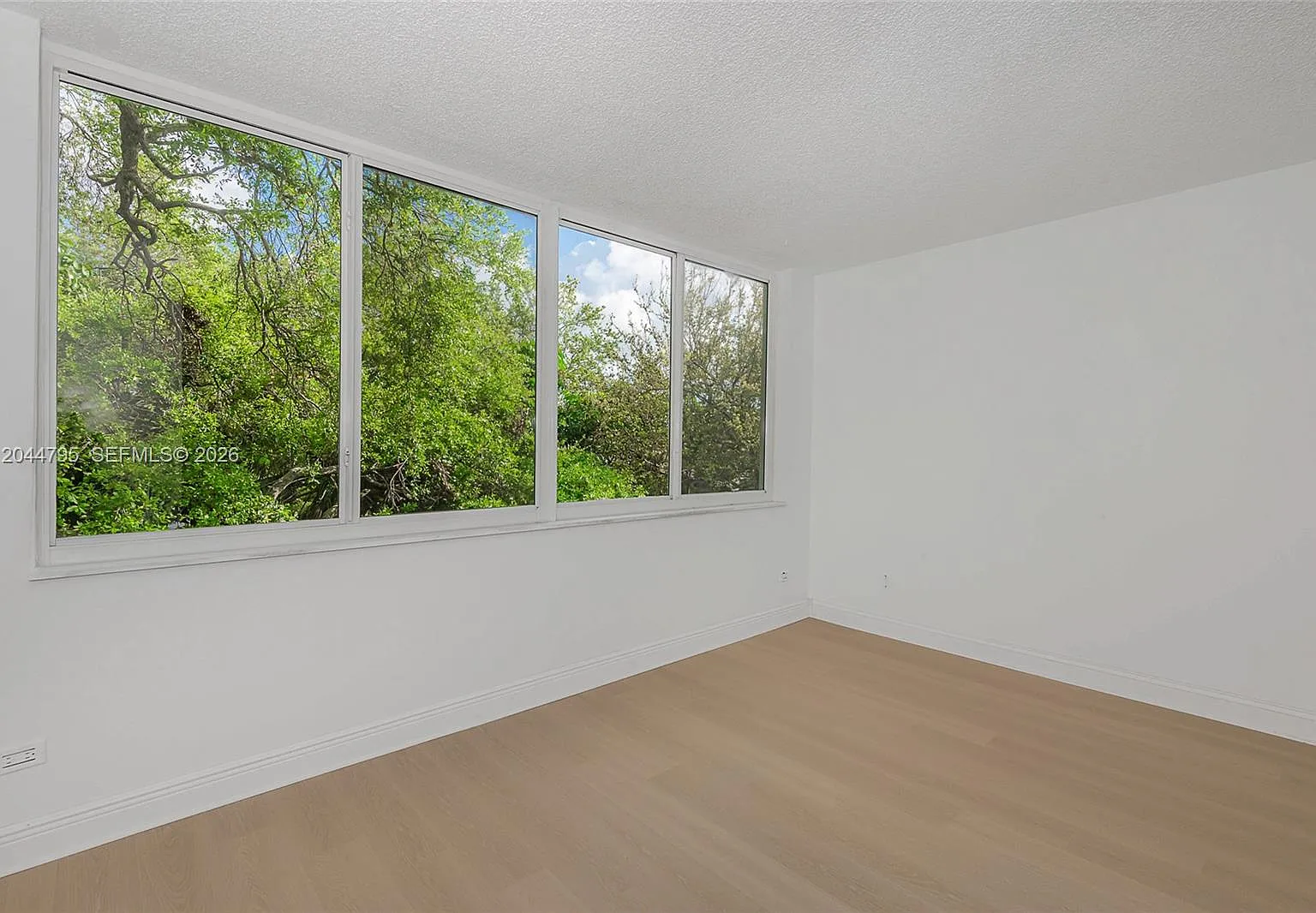 Royal Oaks Condo — Photo 4