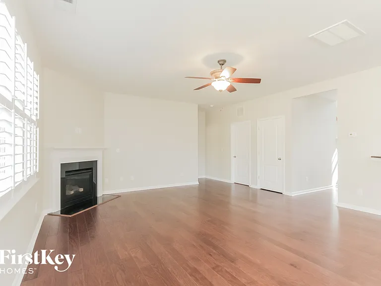 1057 McLaren Dr — Photo 4