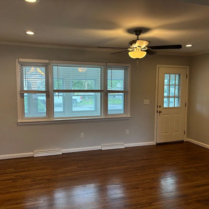 3 bed, 1.5 bath, 1200 sqft, $3,400 — Photo 2