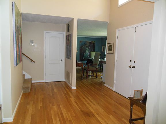 4th image of 410 Camelot Dr