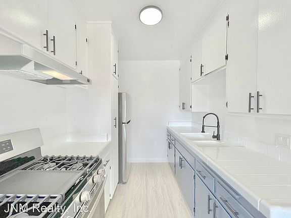 5th image of 6402 S Victoria Ave #8