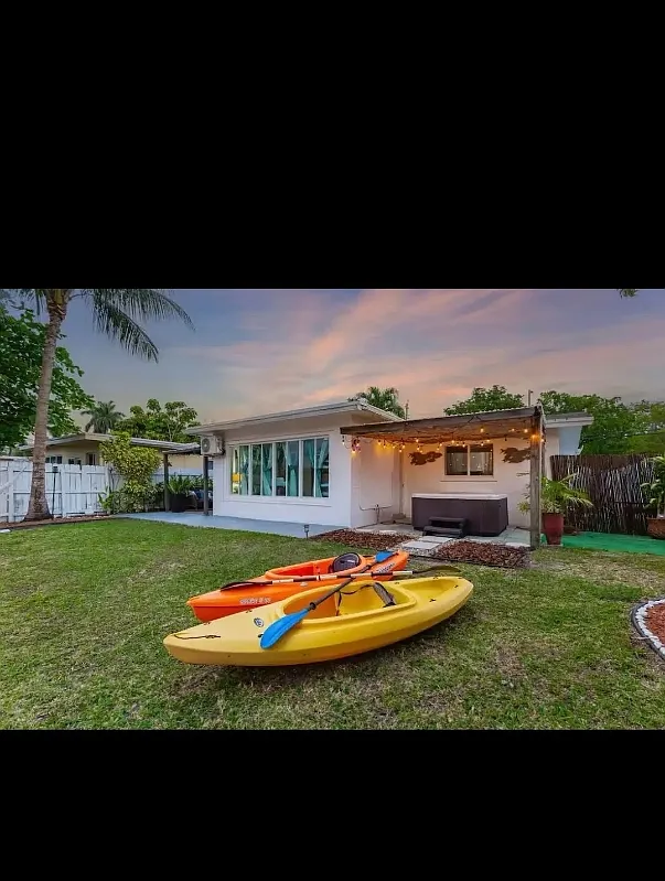 Waterfront Back Room for Rent - Direct Hot Tub Access Location: (Rio Vista / Tarpon River area) — Photo 4