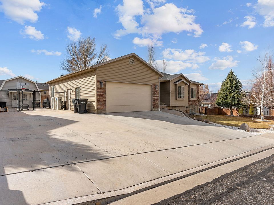 1st image of 892 E Nichols Canyon Rd