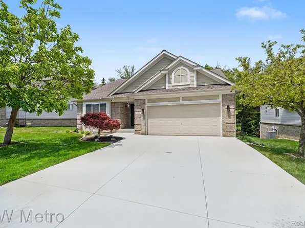 3280 Harbours Blvd, Waterford, MI 48328