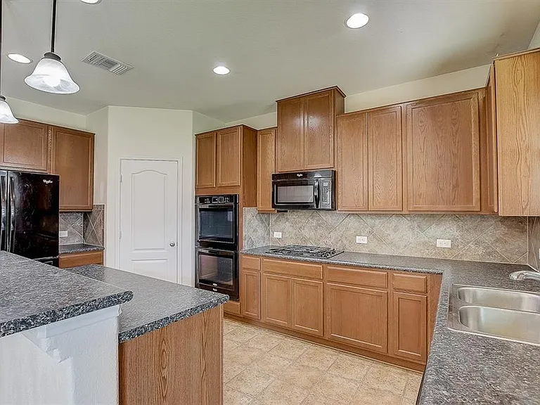 5912 Sardinia Dr — Photo 7