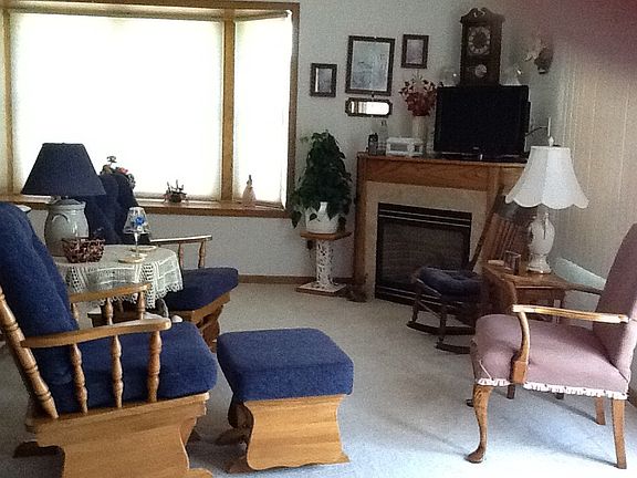 Sm sitting area, gas fireplc