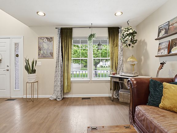3rd image of 742 Austrian Way