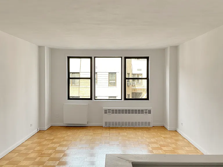 150 E 18th St #7K — Photo 5