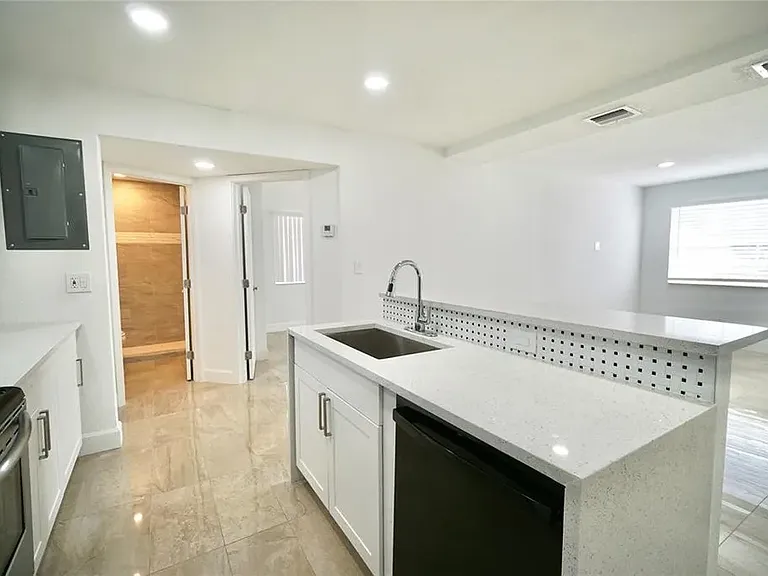 2205 A E Isaacs Ave W — Photo 9