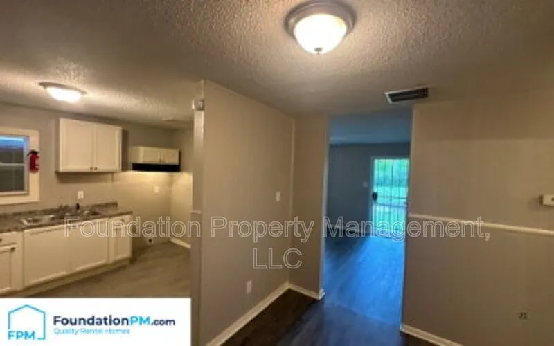 3 bed, 1.0 bath, 881 sqft, $890 — Photo 3