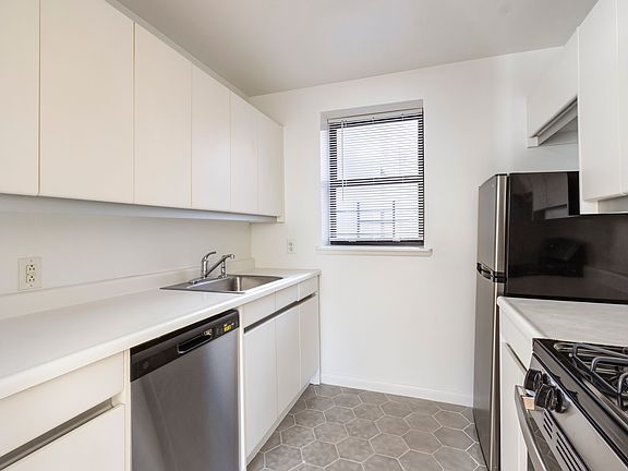 3rd image of 319 E 105th St APT 5F