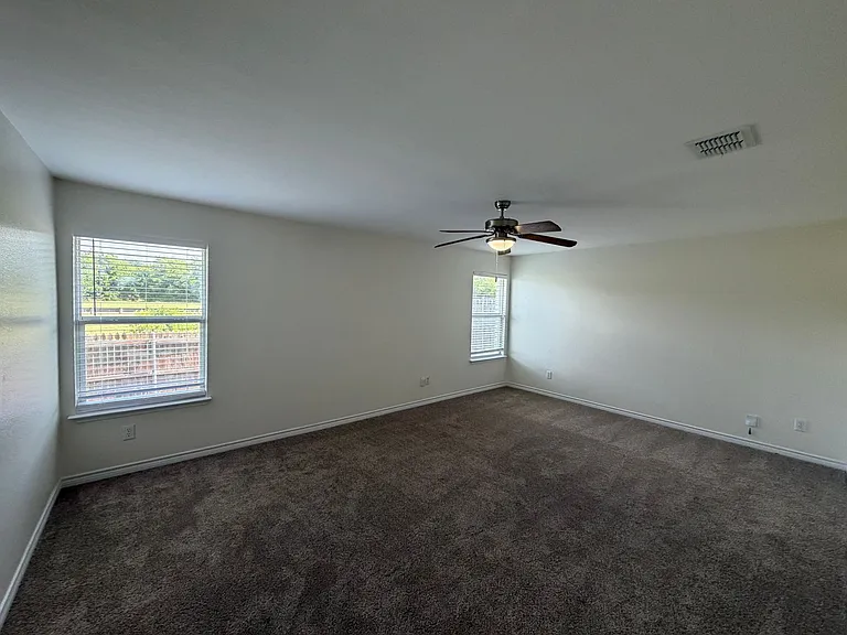 300 Stanford Dr — Photo 6