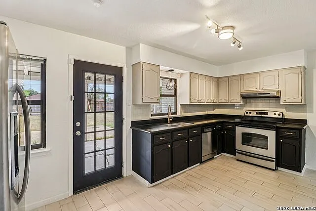 302 Weathercock Ln — Photo 10