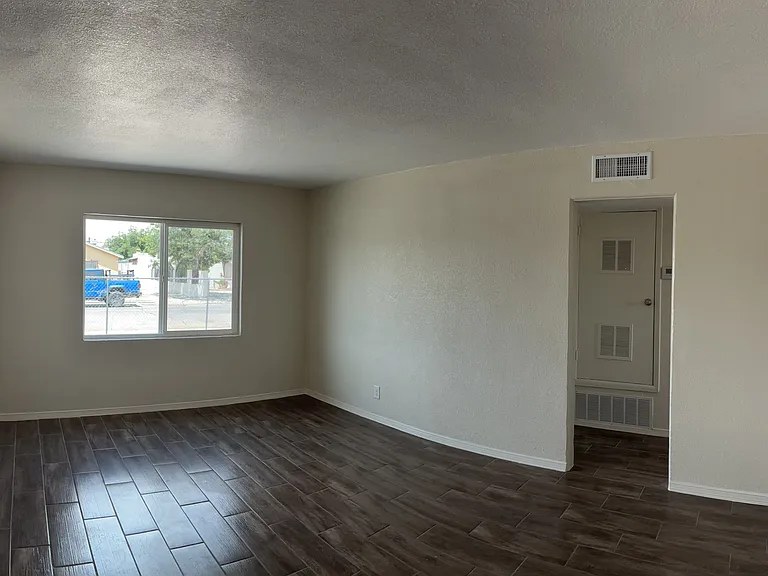 608 Barcelona Dr — Photo 5