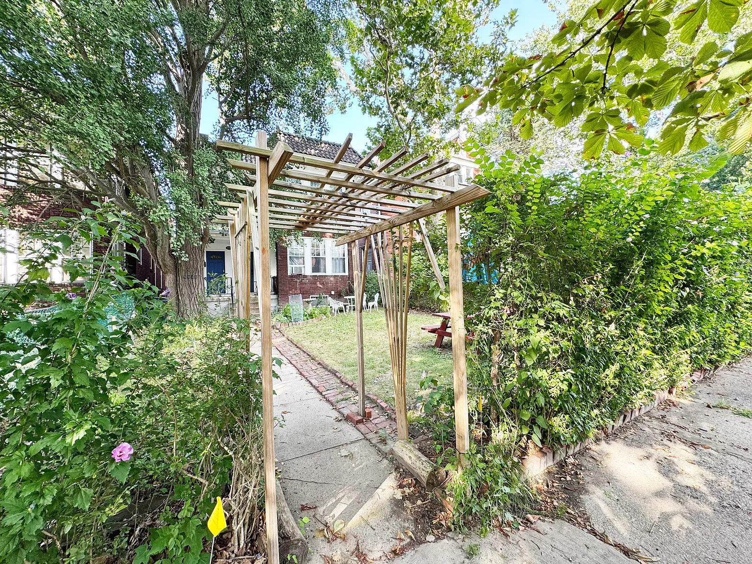 3 bed, 900 sqft, $2,000 — Photo 1