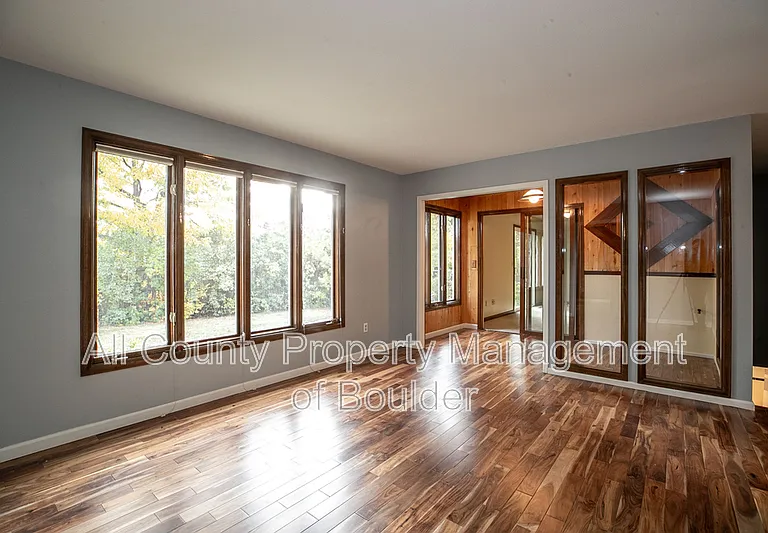 470 W Sutton Cir — Photo 3