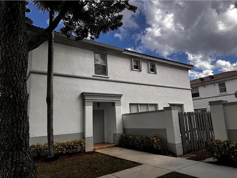 15746 SW 41st St — Photo 2