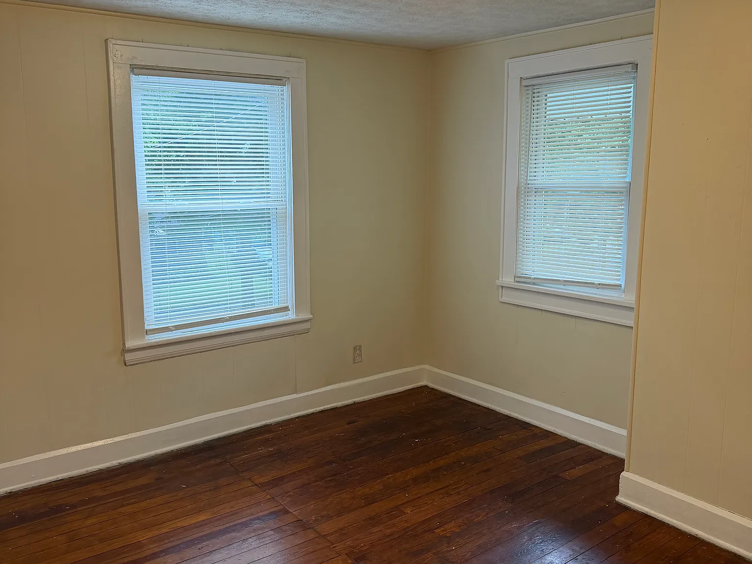 3 bed, 1200 sqft, $1,300 — Photo 4