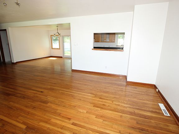 3rd image of 3105 Bowling Green Dr