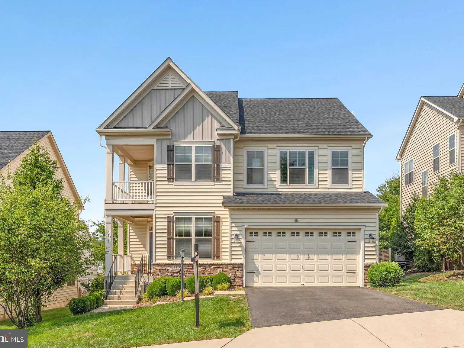5 bed, 4.5 bath, 4165 sqft, $5,100 — Photo 2