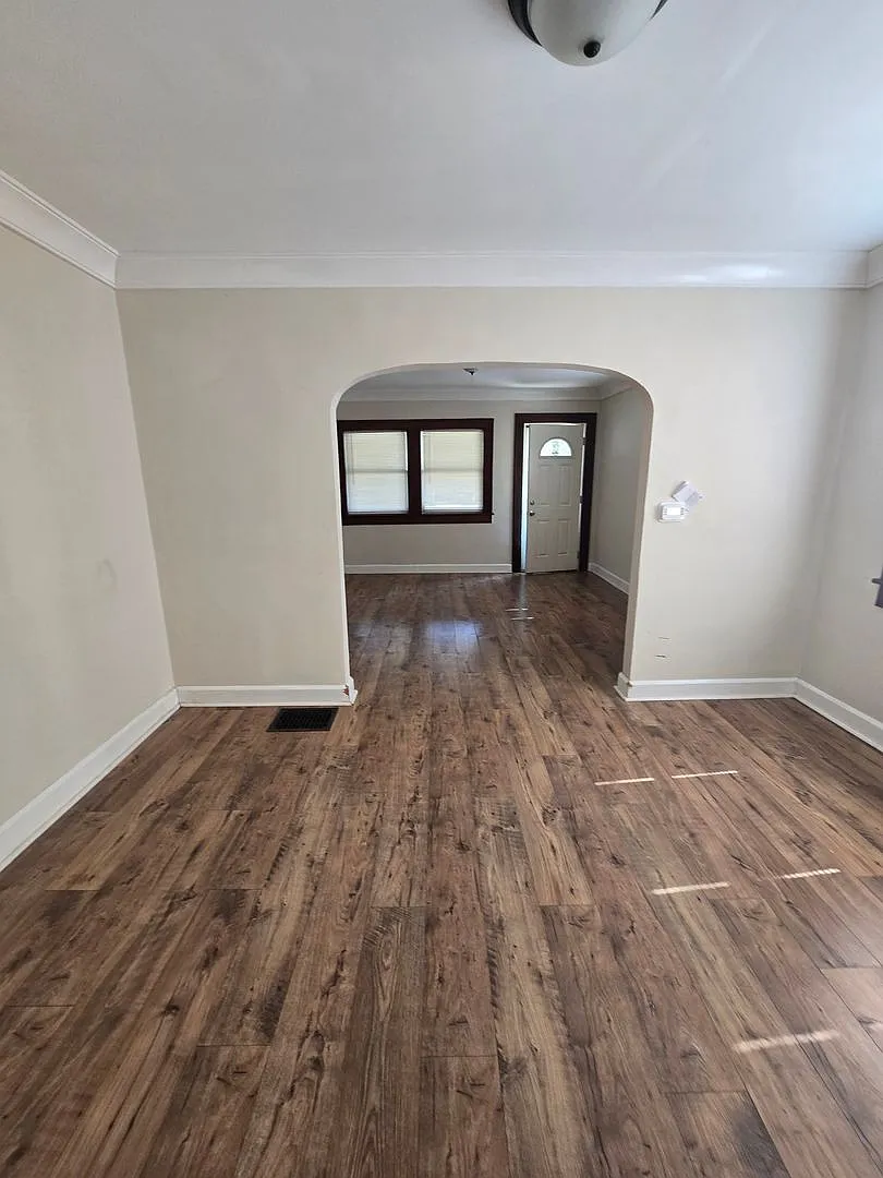 Spacious One Bedroom Duplex Near E. Michigan and Emerson — Photo 2