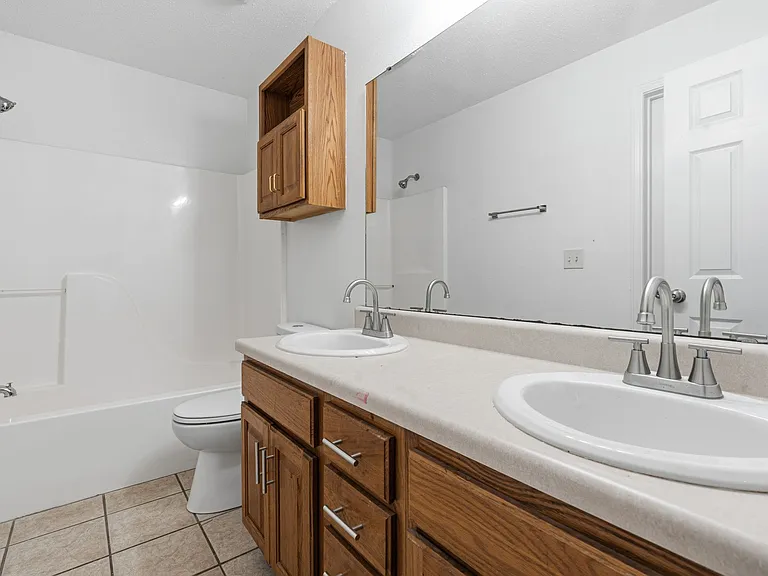 Mid-Town Apartments — Photo 34