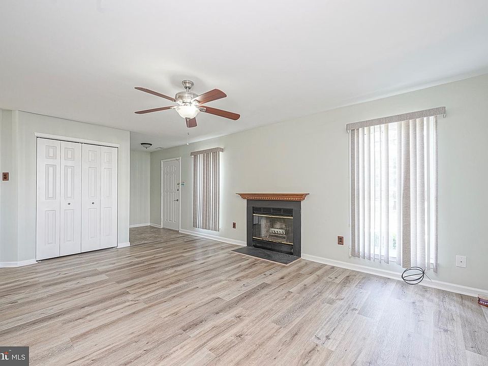 1st image of 323 Whittier Ct
