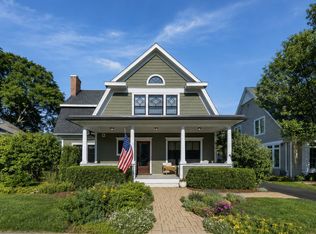 611 Prairie Ave, Barrington, IL 60010
