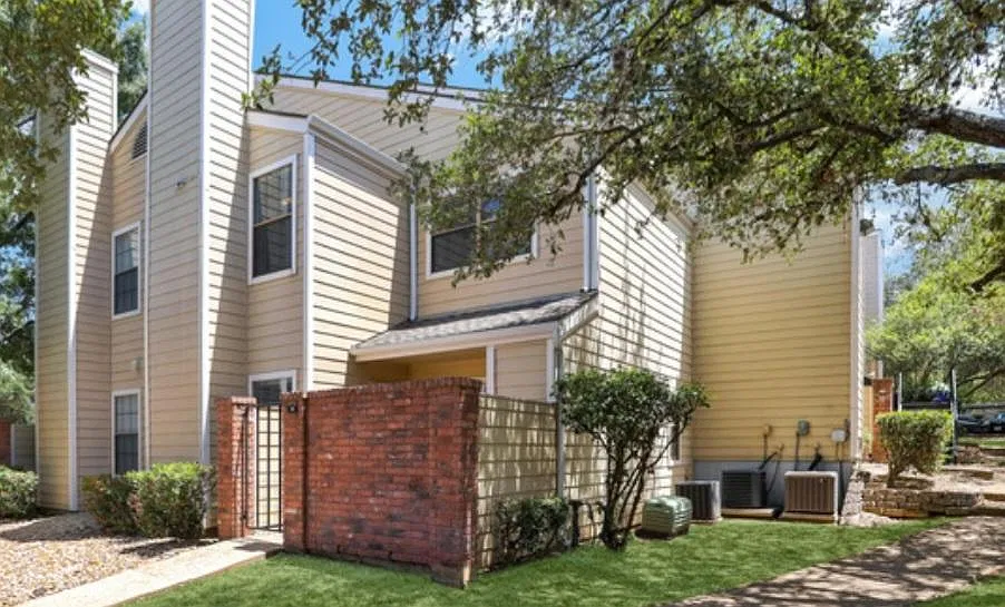 2 bed, 1.5 bath, 916 sqft, $1,500 — Photo 2