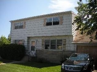 25 Woodcrest Rd, Hicksville, NY 11801