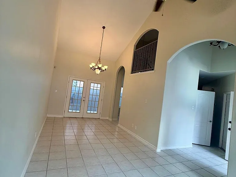 411 Shiloh Dr — Photo 1