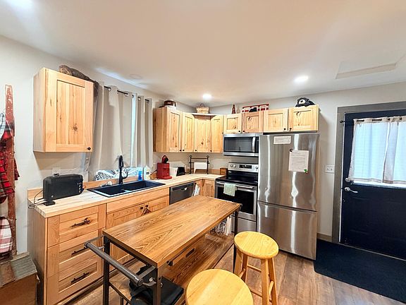 5th image of 351 Main St