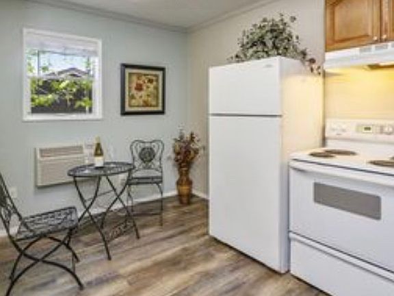 4th image of 1825 Siskiyou Blvd #3