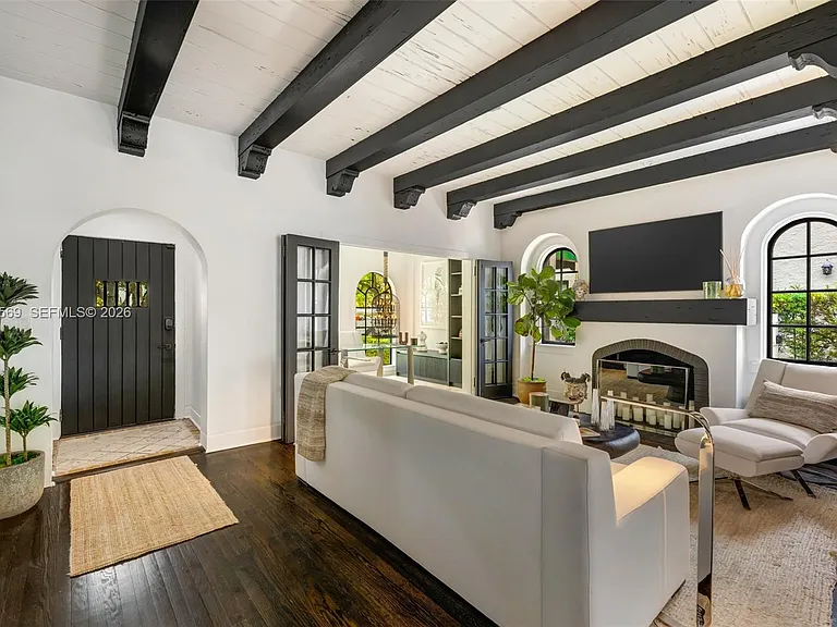 1225 Alhambra Cir — Photo 4