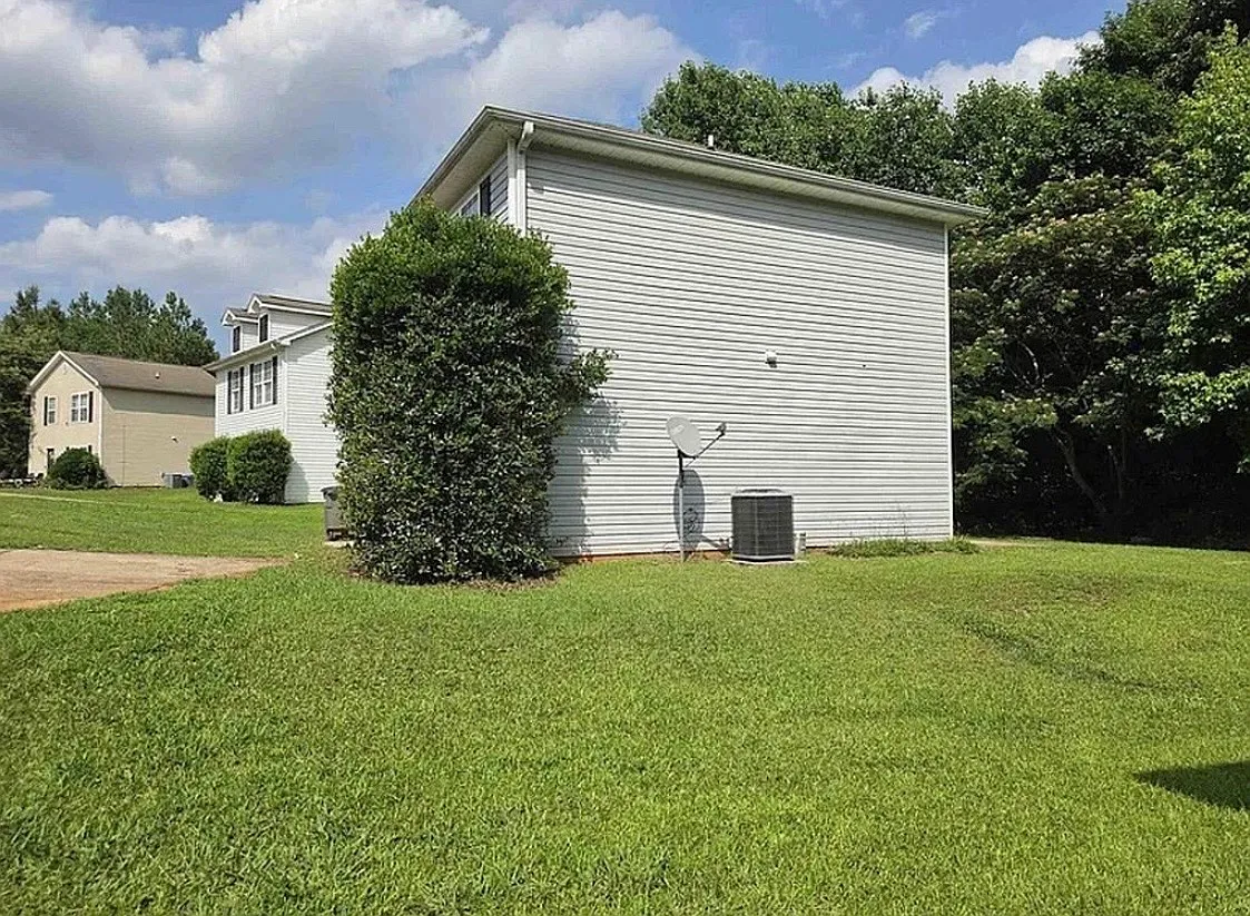 3 bed, 1200 sqft, $1,595 — Photo 2