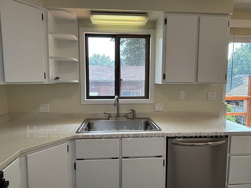 4 bed, 2.0 bath, 1800 sqft, $2,295 — Photo 4