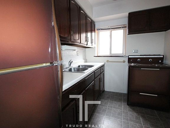 3rd image of 3825 N Pine Grove Ave #3825303