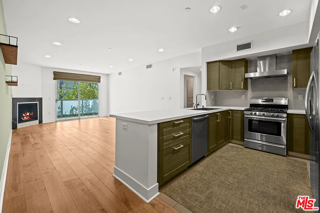 3 bed, 3.0 bath, 1420 sqft, $3,950 — Photo 3