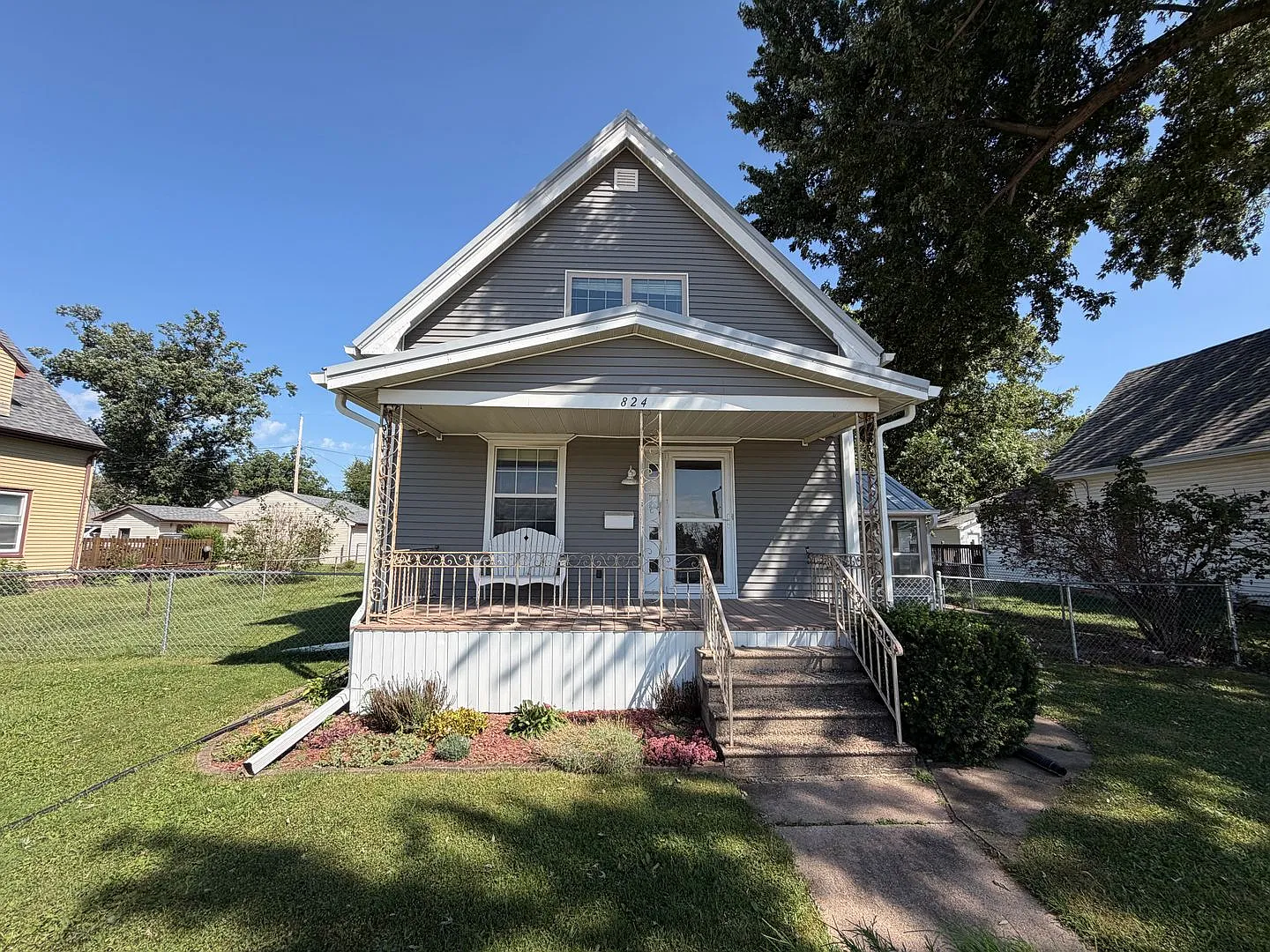 $2,000 | 3 Bedroom 2 Bath | 2 Car Detached Garage | Large Fenced Backyard — Photo 1