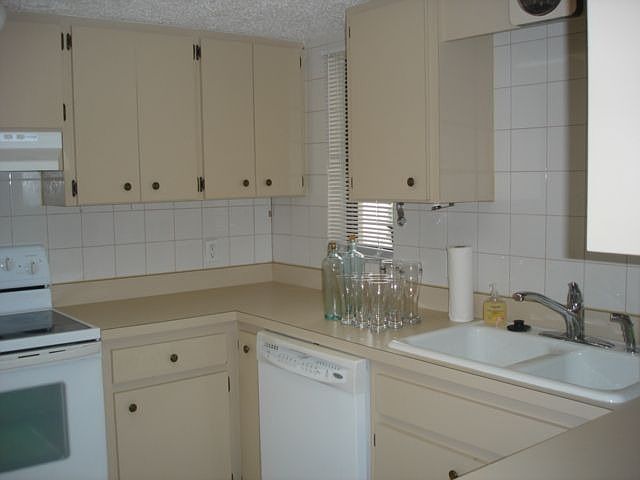 Kitchen w/newer appliances