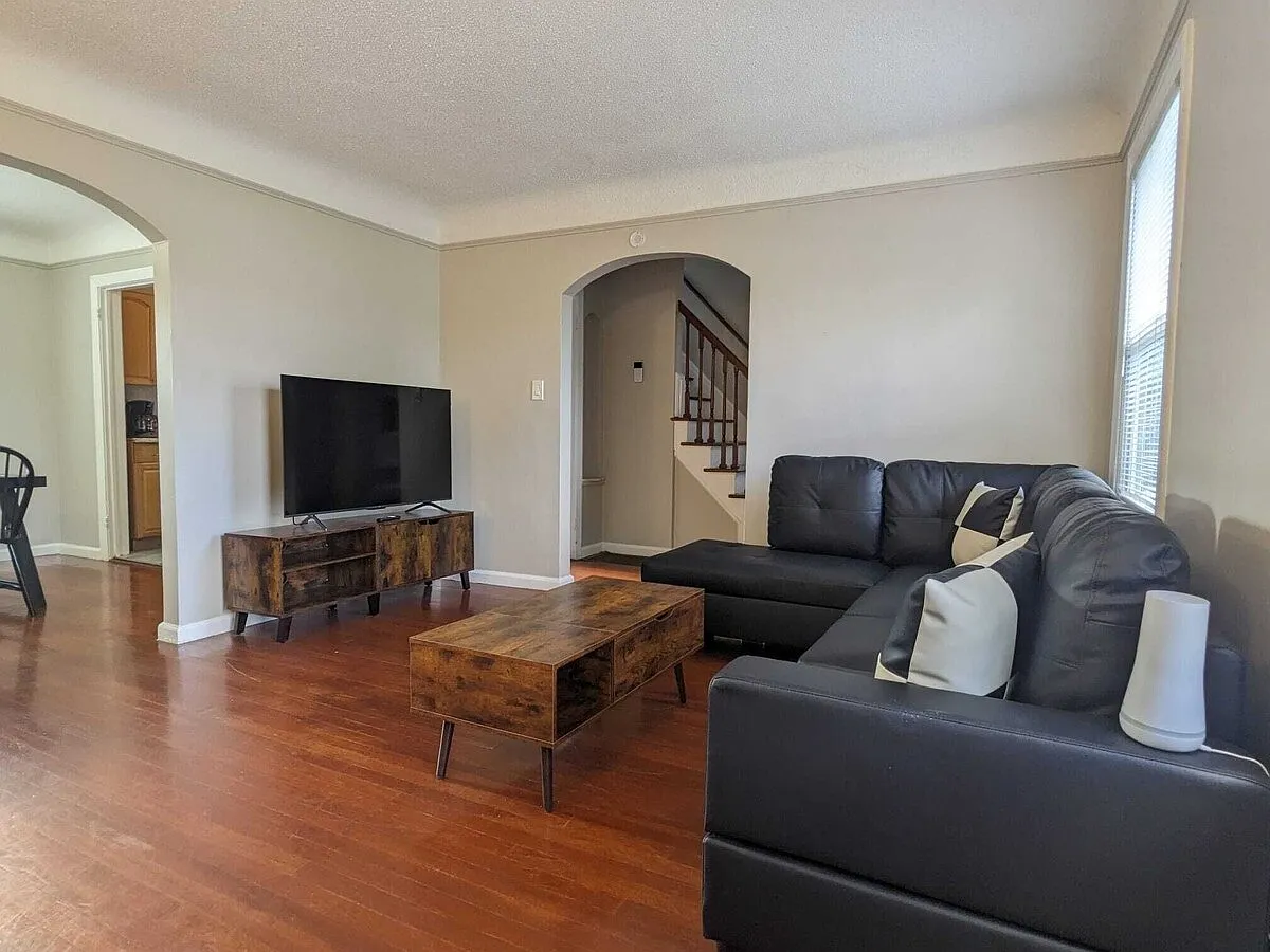 3 bed, $2,500 — Photo 2
