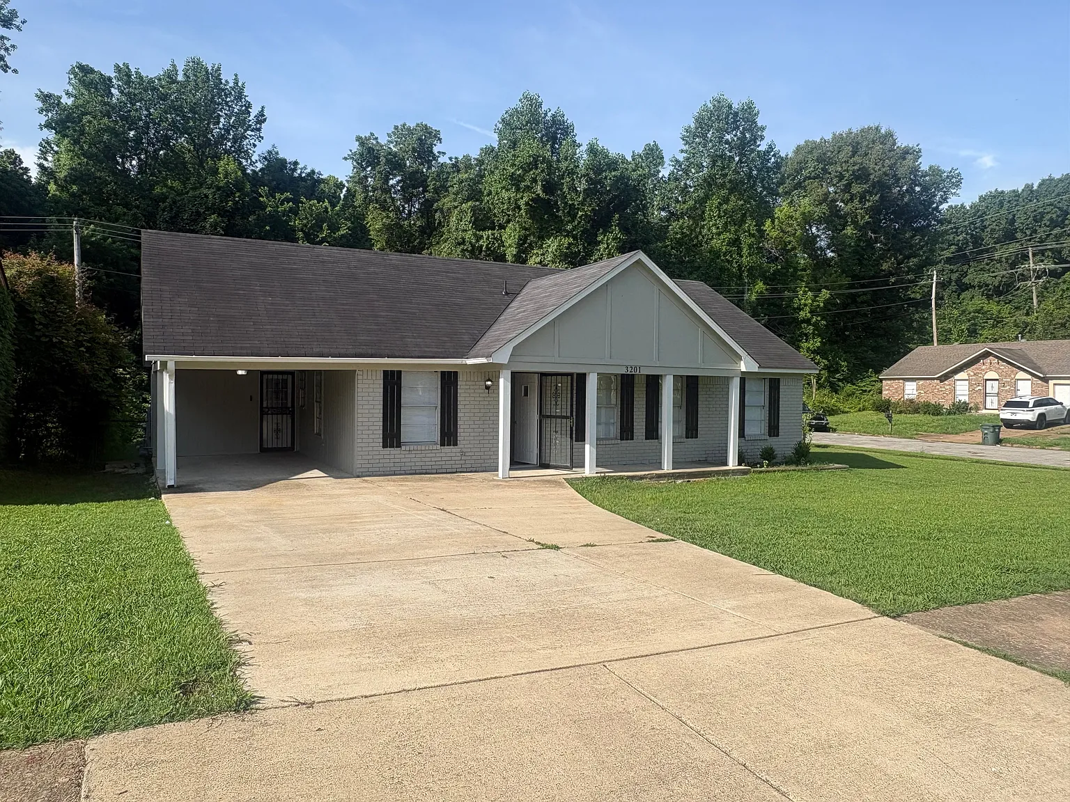 Cozy 3-Bedroom Home with Bonus Den & Covered Parking — Photo 2
