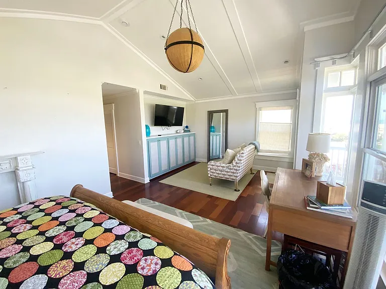 221 Ocean Dr — Photo 12