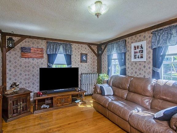 4th image of 29 Pleasant St