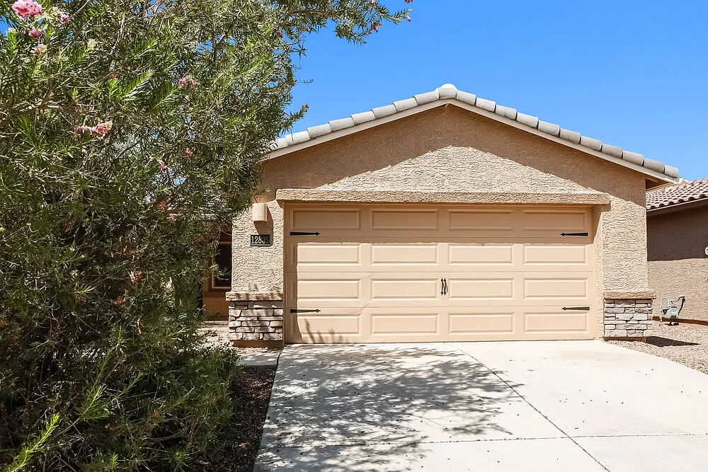 3 bed, 2.0 bath, 1558 sqft, $1,805 — Photo 1